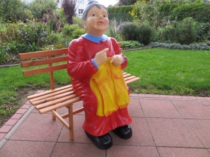 Oma auf Bank - Gartenfigur lebensgross, 111 cm hoch