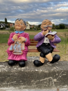 Oma und Opa auf Gartenbank, 61 cm hoch, Frontansicht