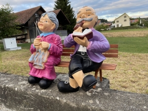 Gartenfigur Oma und Opa auf Bank in schraeger Ansicht