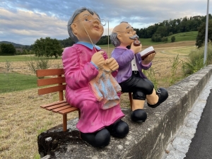 Rueckansicht der Oma und Opa Gartenbank Figur