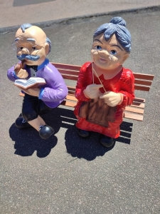 Oma und Opa auf Bank / Gartenbank