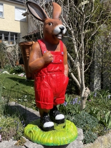 Osterhase Figur zur Osterdeko, rote Hose, 110 cm hoch