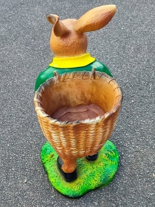 Osterhase mit leerer Kiepe auf dem Rücken