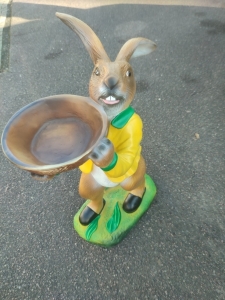 Osterhase hält Schale für Osternest hoch, mit gelber Jacke, 68 cm hoch
