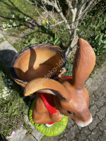 Grosser 110cm hoher deko Osterhase mit leerer Kreze