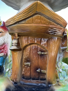 Holztuer Detail am Pilzhaus mit Gartenzwerg