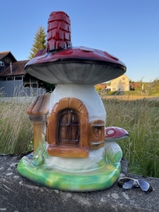 Rueckansicht des Pilzhauses mit Gartenzwerg