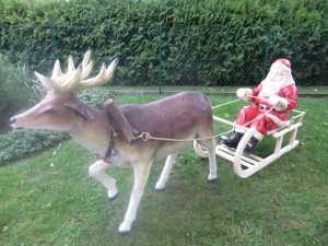 Rentier lebensgross mit Rentierschlitten und Weihnachtsmann