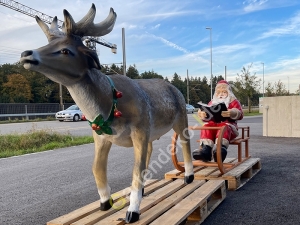 Rentier mit Schlitten und Weihnachtsmann 