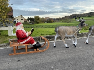 Rentiergespann mit Weihnachtsmann und Schlitten in Nahansicht.