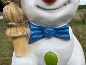 Detail von Fliege und Knoepfen beim Schneemann mit Besen.