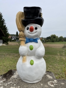 Schneemann mit Besen und schwarzem Zylinderhut in der Gesamtansicht.