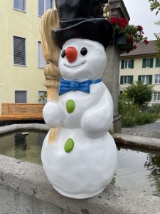Schneemann Dekofigur fuer den Garten in kompletter Ansicht.