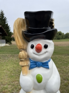 Schneemann Dekofigur mit Zylinderhut in schraeger Ansicht.
