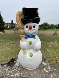 Schneemann Outdoor Dekofigur mit Besen in der Vorderansicht.