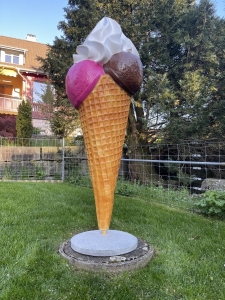 Softeis Eistuete mit farbigen Kugeln in schraeger Ansicht