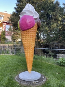 Rosa Kugel an der Softeis Eistuete im Detail