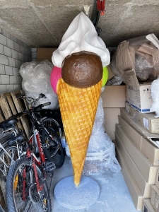 Rueckansicht der Softeis Eistuete mit Schoko Kugel