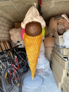 Schoko Kugel an der Rueckseite der Softeis Eistuete