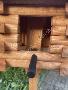 Vogelfutterstation aus Holz mit Ständer 2
