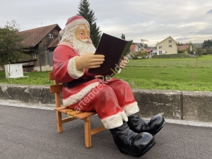 Lebensgrosser Weihnachtsmann mit Buch  6