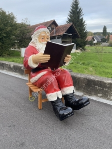 Lebensgrosser Weihnachtsmann mit Buch  4