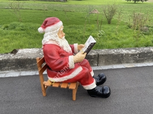 Lebensgrosser Weihnachtsmann mit Buch  5