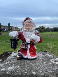  Weihnachtsmann Deko beleuchtet mit Laterne 