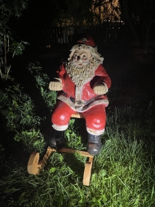 Weihnachtsmann mit Schlitten beleuchtet von vorne fotografiert.