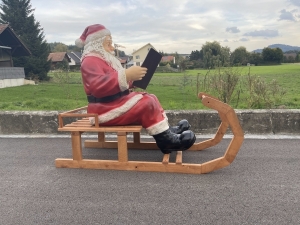 Grosser Weihnachtsmann auf Schlitten Maxi mit Buch in Seitenansicht.