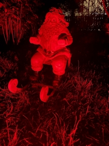 Weihnachtsmann Schlitten mit roter Beleuchtung als Weihnachtsdeko.