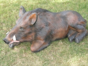 Wildschwein Figur Garten: Eber liegend