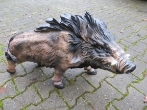 Wildschwein Figur Überläufer gross, 78 cm lang