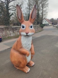 Sitzende Hasenfigur für Gartendeko, 2,2 Meter hoch 1