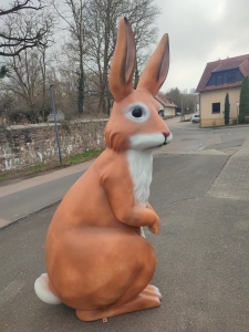 Sitzende Hasenfigur für Gartendeko, 2,2 Meter hoch 2