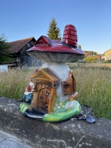 XXL Pilzhaus Gartenfigur in schraeger Gesamtansicht