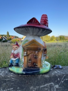 XXL Pilzhaus mit Gartenzwerg in der Frontansicht