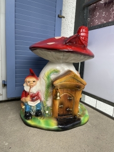 XXL Pilzhaus mit Gartenzwerg als klares Gesamtbild