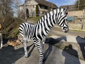Zebrafigur lebensgross XXL in klarer Seitenansicht.